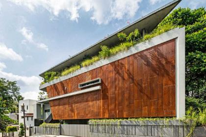 班加罗尔“隐身”三角住宅丨Cadence Architects